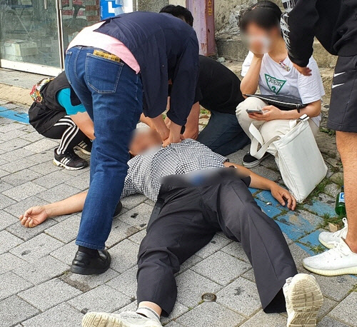 2일 오후 부산 서구에서 쓰러진 심정지 환자에게 시민과 고신대병원 의료진이 심폐소생술을 하고 있다. [고신대복음병원 제공]